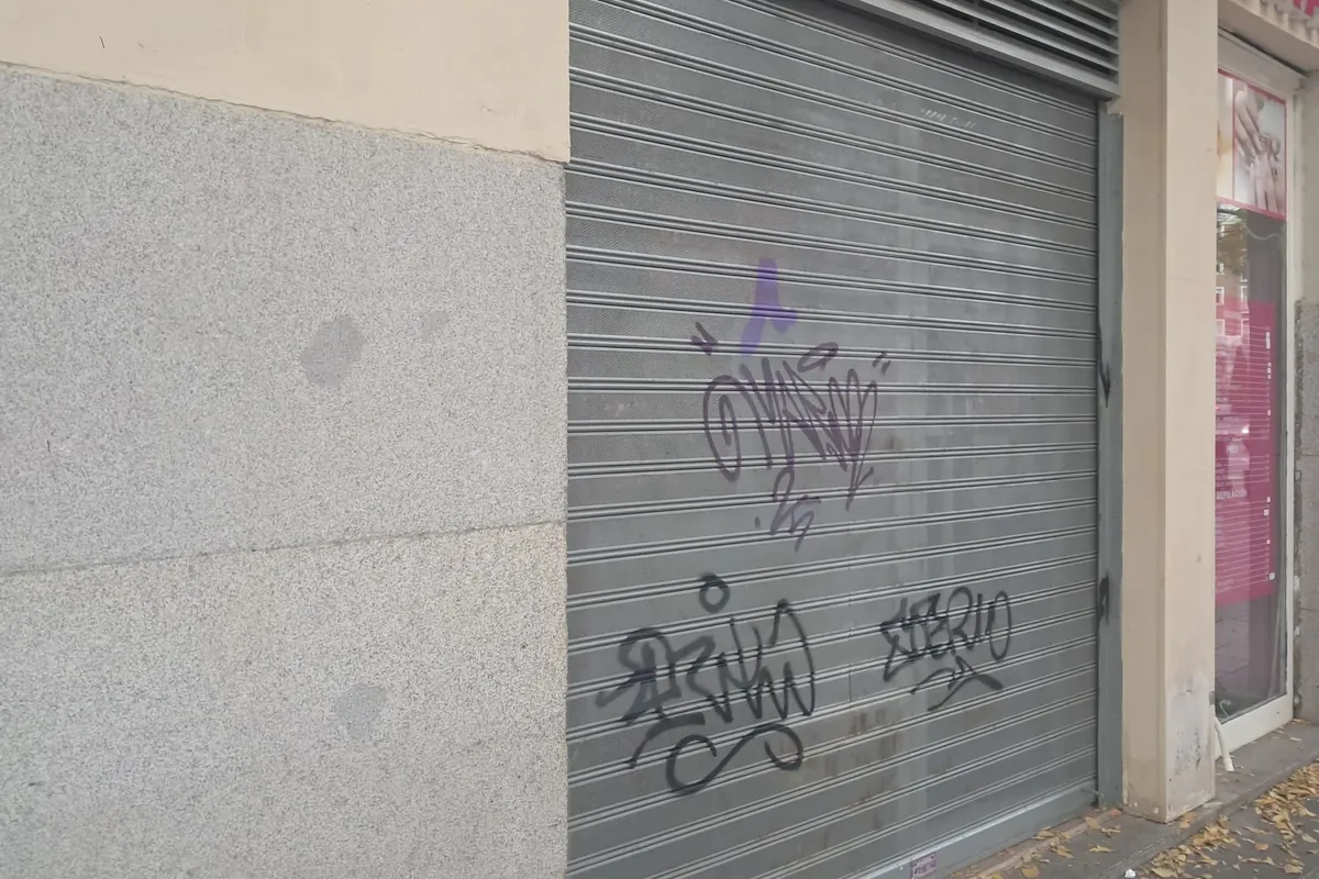 Puerta enrollable de local a pie de calle