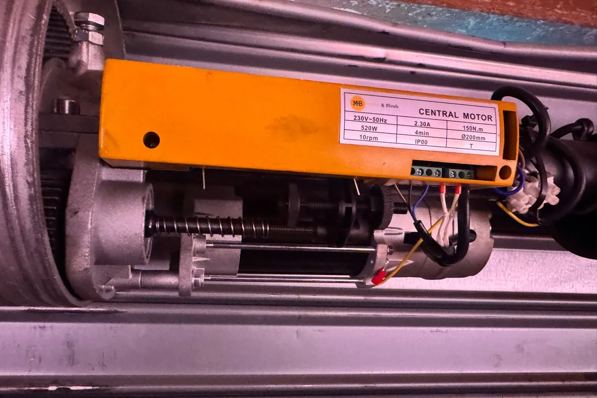 Motor nuevo instalado sobre una persiana ya existente